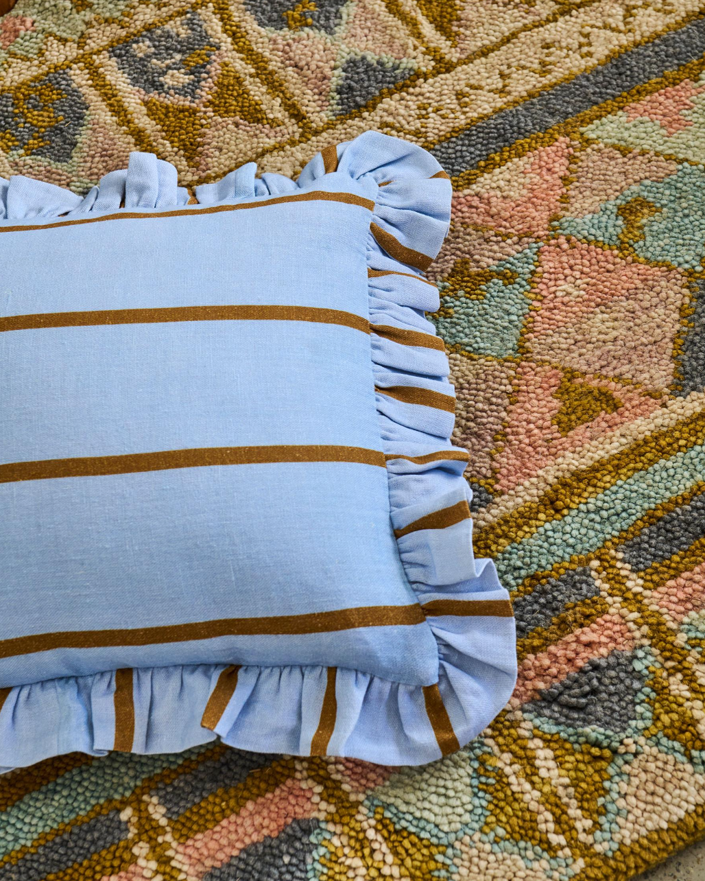 Como Frill Cushion