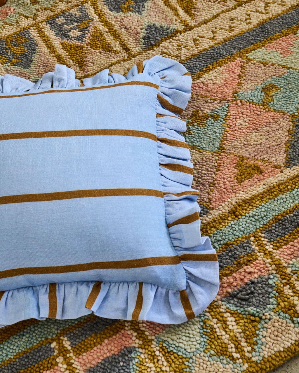 Como Frill Cushion